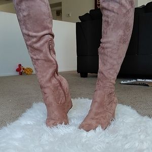 Knee high boots with zipper
